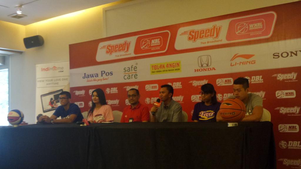 .<a href="/KevinYonas42/">Kevin Y.A.S.</a> sedang melakukan konfrensi pers bersama NBL &amp; WNBL Indonesia! #AllOut #AllGame #AllSeason