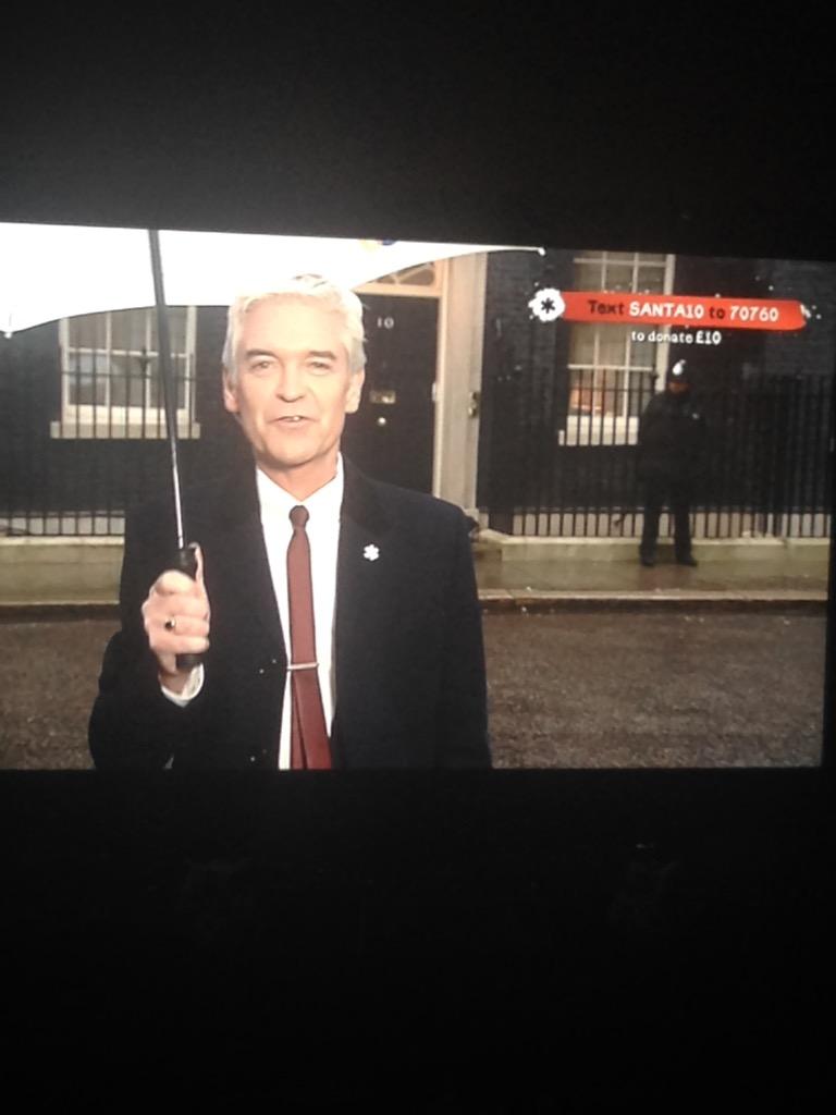ceriikins's tweet photo. @Schofe Downing Streets newest cabinet member!! #TextSanta24 #TextSantaKodakMoment http://t.co/k9pJTH4uwf