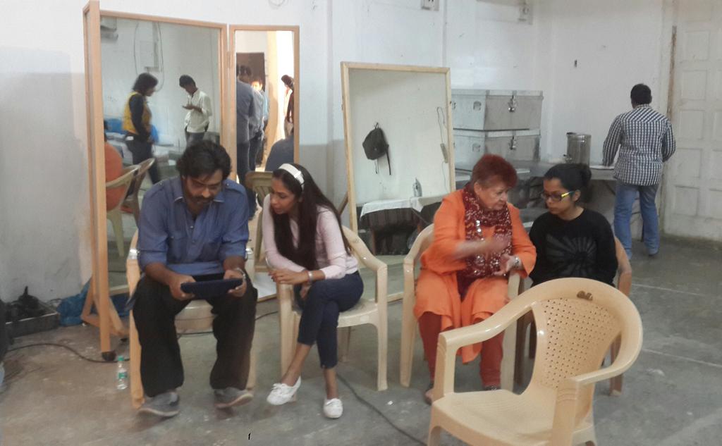 agppl's tweet photo. Intense discussion @avigowariker #SunitaGowariker and #AprilFerry with her assistant #looktest @FilmMohenjodaro http://t.co/TklkUHpMgk