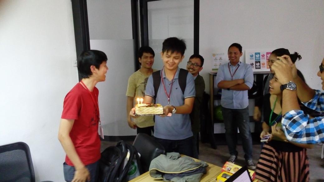 hackerspacebdg's tweet photo. Happy birthday to our fabulous member kakak @praw http://t.co/GbZtXDQYTM photo by @wikupedia