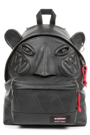 fueradeserie's tweet photo. Las mochilas de #EastpakArtistStudio día mundial #sida @Eastpak_Espana 
Por @AnaRamirezPK 
http://t.co/whq5JExMen http://t.co/1qvWq7gcnF