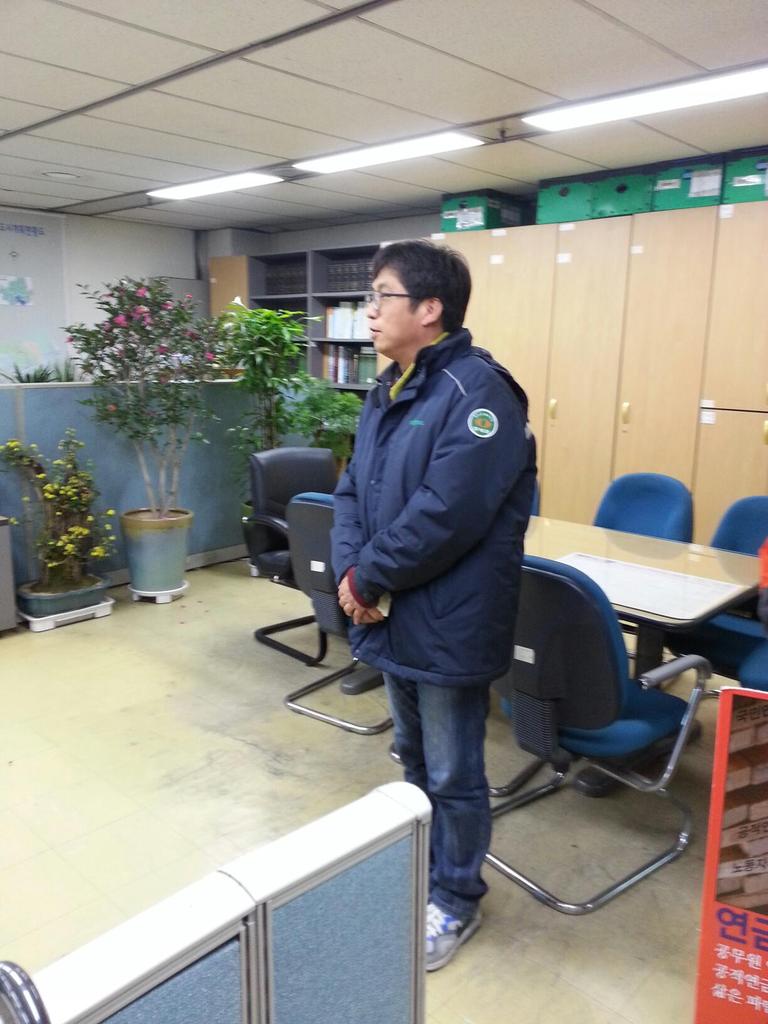seohs56's tweet photo. 서초구청 실국방문 조합원대면 유세중 http://t.co/grFbWeaihl
