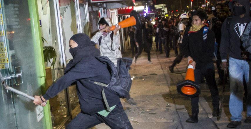 mar_cgh's tweet photo. A estos son los que defiende la @CNDH quiza porque ellos los mandan a destrozar la paz! #fueracapuchas http://t.co/biSwdvJQRL