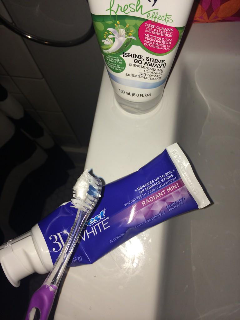 kenzieeeeea's tweet image. When you put your face wash on your toothbrush....#morningproblems
