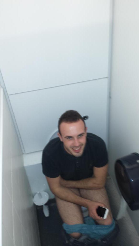 RyanC_Hughes's tweet photo. Hi im olly and im doing a poo http://t.co/RJvF8dWjp5