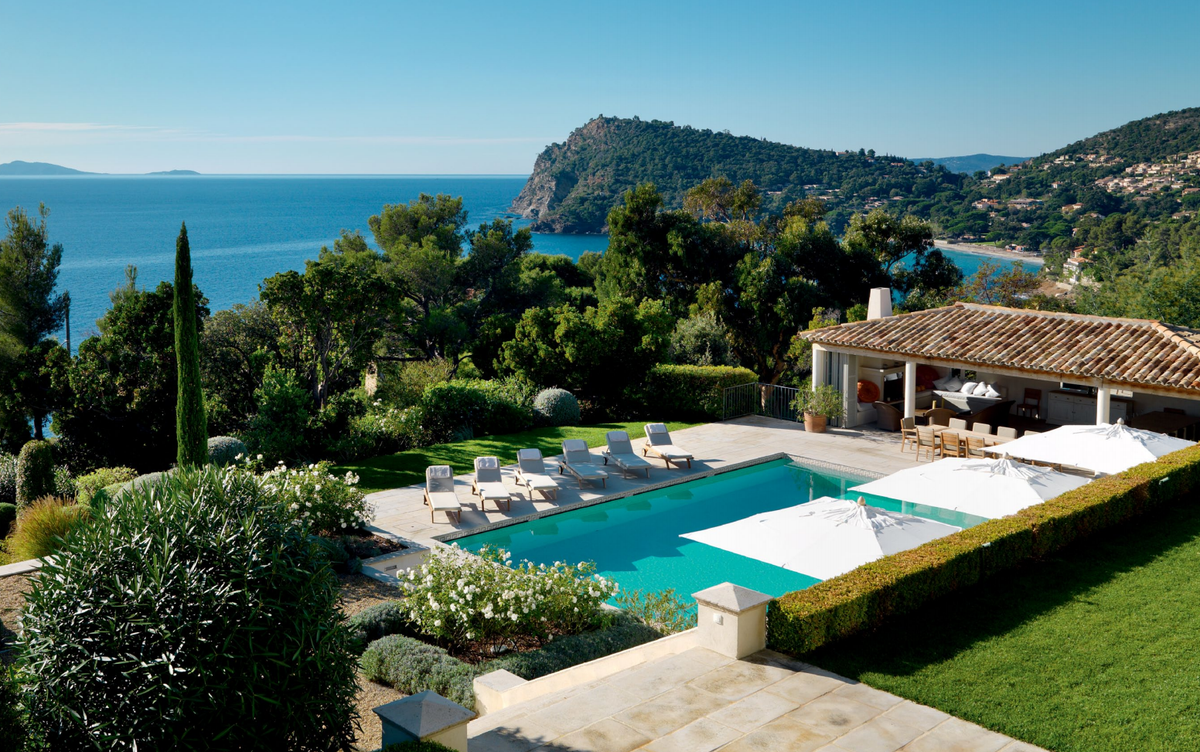 TheWhiteBookCo's tweet photo. Luxury #villas #Cotedazur #french#luxury#interiors#dreamhomes #TheWhiteBookVolume14 #paradise
http://t.co/seENzAna8b http://t.co/5TSOSKVKpl
