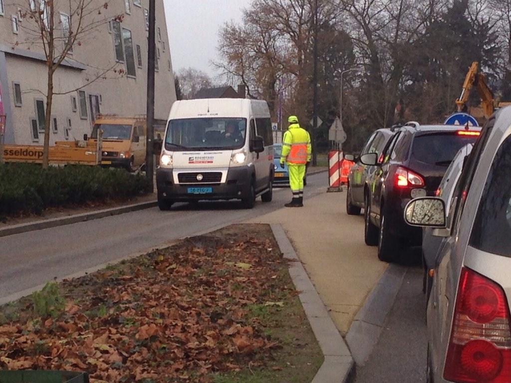EuropeTraffic's tweet photo. Aan het werk in #Doetinchem #beroepsverkeersregelaars http://t.co/0d3Gy4UuId