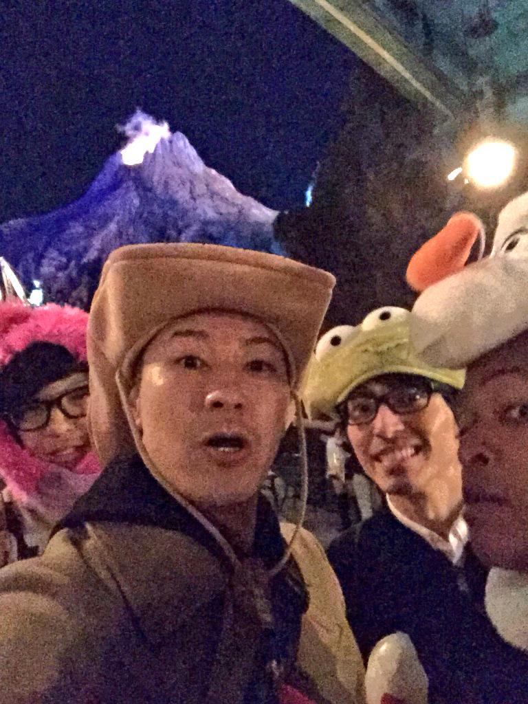 リロイ太郎 今日のディズニーシーに飯に連れてってもらいました パンサー向井さん チョコプラ長田さん 井下好井 井下さんと行きました クリスマスのショーも良いし 飯が美味かった あと長田さんの被り物だけ私服感すご肩 ごちそうさまでした