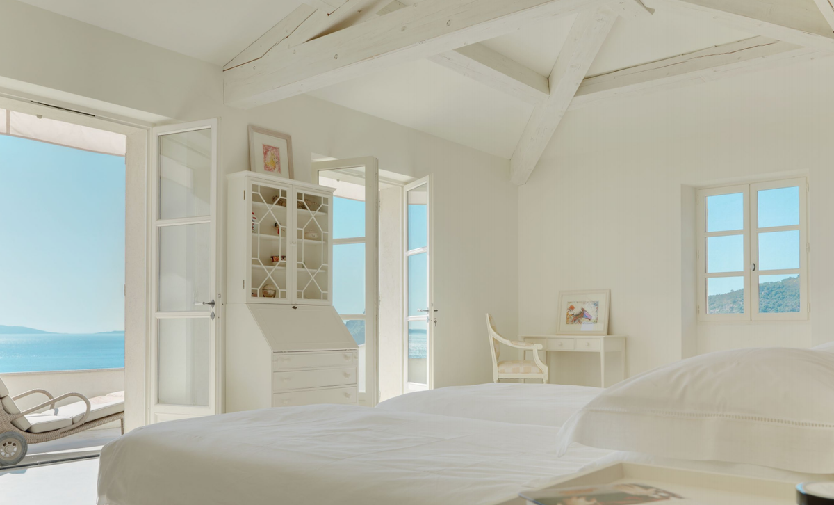 TheWhiteBookCo's tweet photo. Luxury villas#CotedAzur#french#luxury#interiors#dreamhomes 
#TheWhiteBookVolume14#paradise#sunshine#dreaming#serenity http://t.co/5NwBVmUfXi