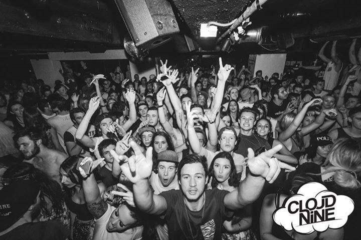 ryelandssheep's tweet photo. “@ryelandUsa: “@RyelandAus: Ryeland On Tour in Australia ❤️ put your hands up #Ryeland fans! @RyelandOfficial http://t.co/xbHi59CZlJ””