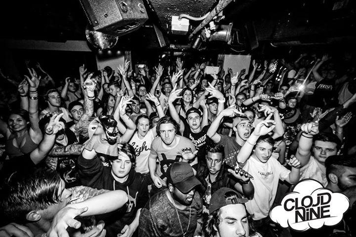ryelandssheep's tweet photo. “@ryelandUsa: “@RyelandAus: Ryeland On Tour in Australia ❤️ put your hands up #Ryeland fans! @RyelandOfficial http://t.co/xbHi59CZlJ””
