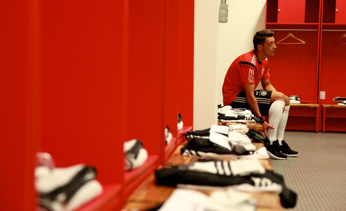 Weltmeister Mesut Özil in der Kabine.
#Mannschaft