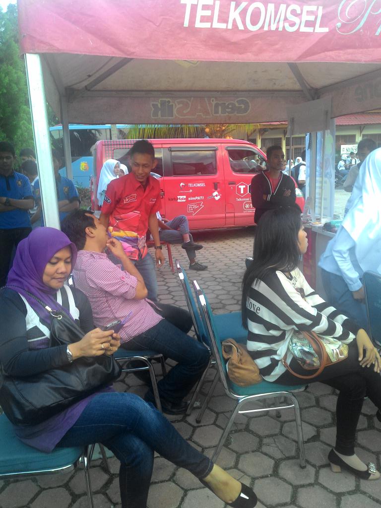 sumbartsel's tweet image. Ada crew behind the scene nih. Hihihi #LoopB15A