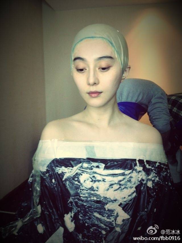 FanBingbing321's tweet photo. 是哪个小屁搓偷��了偶？谁？谁？到底是谁？@胡議尹 @马特Matt @老缺先生 @特效化妆师肖进 http://t.co/G34kx6MFdN