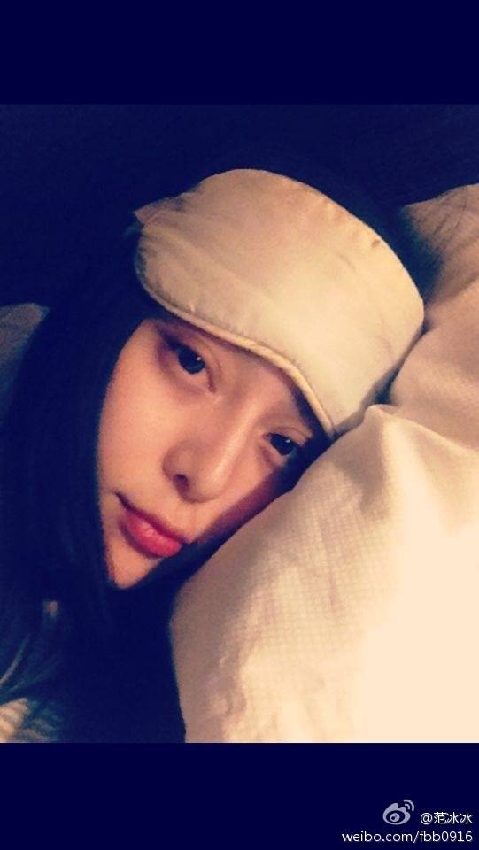 FanBingbing321's tweet photo. [背完明天戏的对白！实在睁不开眼了！对不住了各位小伙伴！我先找周公去了！[可怜][打哈气][打哈气] http://t.co/sVKfypnZvD