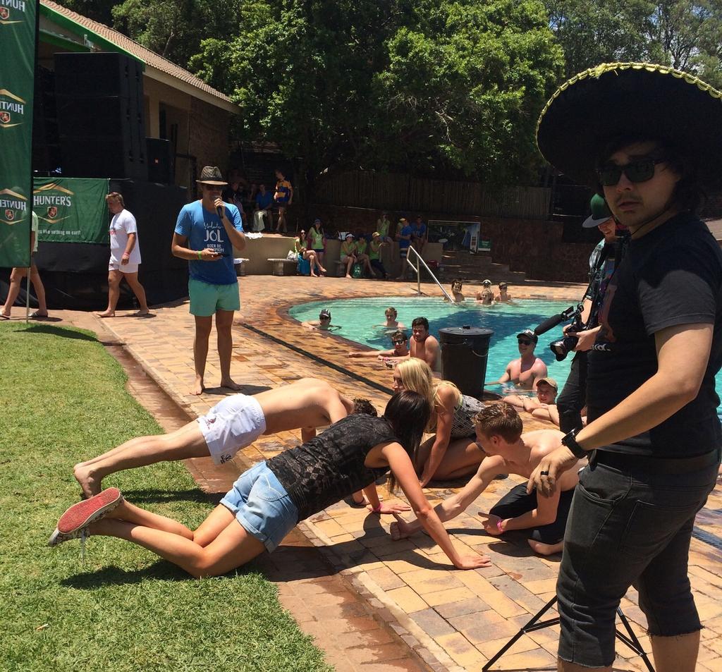 ekleweSA's tweet photo. MK KWAAI pushup challenge! MK KWAAI (die meisie) ...het gewen... :) http://t.co/0RXbseCzwi