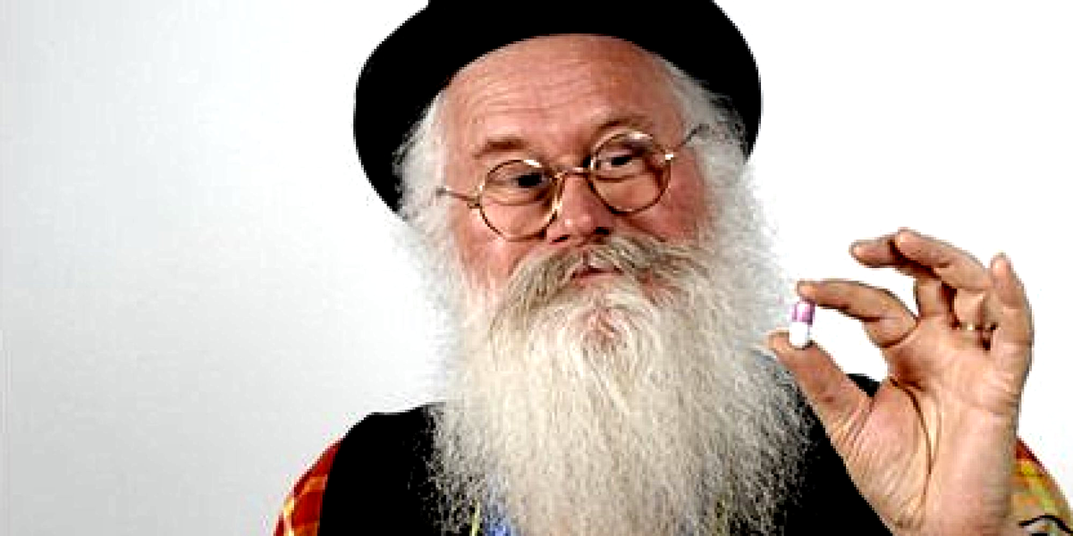 elEconomistaes's tweet photo. Un inventor francés crea una píldora que hace que los pedos huelan a chocolate http://t.co/JAEzuf73qh (Sí, de verdad) http://t.co/ItoPdSgUBi