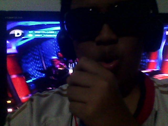 a01c8aad7c2d4dd's tweet photo. @netmediatama lagi nyapu bisa selfie sambil mendengarkan melodi yang indah.Terus mainkan melodi Mu @BDMelodi_NET http://t.co/njd05J0Mqh