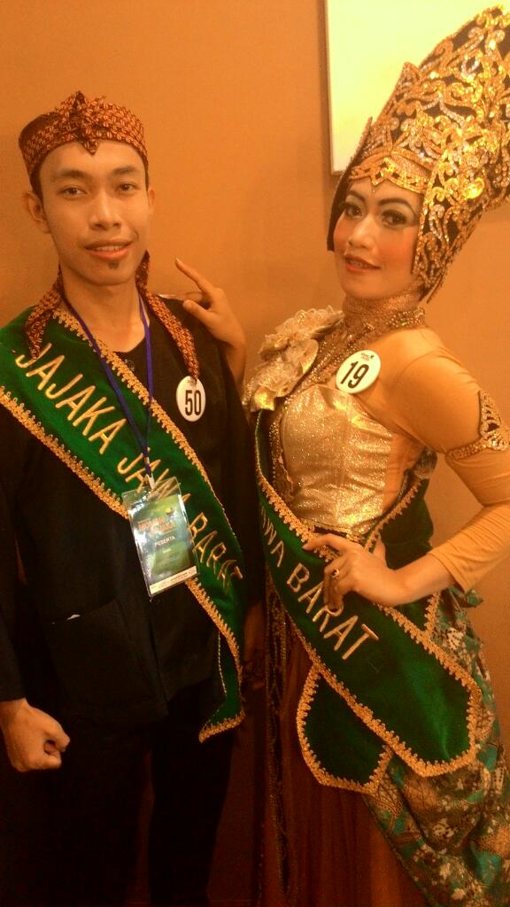 MokaSukapura's tweet photo. Ini Foto Patandang wakil Sukapura @SiskaApril21 @nuryaman89 make up by @jajangjulian  @wawayyyy semangat Kasep Geulis http://t.co/HPxTbIfKjm
