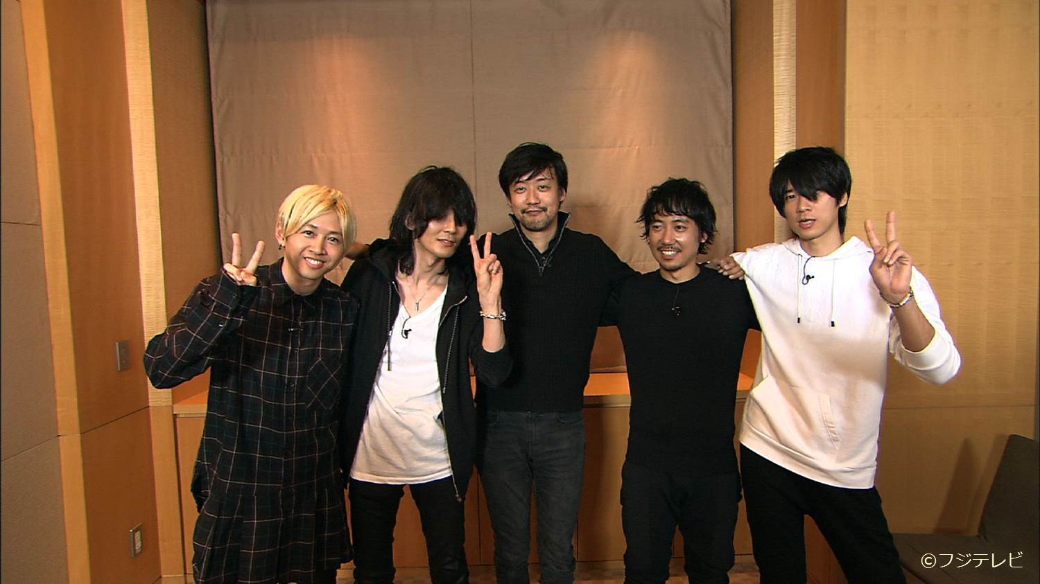 Twitter 上的 めざましテレビ Bump Of Chicken のみなさんと山崎貴監督のレアな肩組みショット 何度もコラボしてきたみなさんは よく食事に行っていてとても仲良し その秘密は 地獄のキャッチボール なんだって ๑ D どういうこと めざましテレビ Http T Co