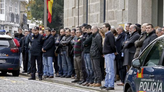 el_pais's tweet photo. Sindicatos critican que la policía fallecida en el atraco en Vigo no llevase chaleco http://t.co/8APZjc9nhc http://t.co/eEKMsfUw2T