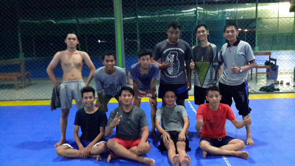 Hasbi_cr16's tweet photo. Futsal with member of nano camp http://t.co/2ia85Csvlq
