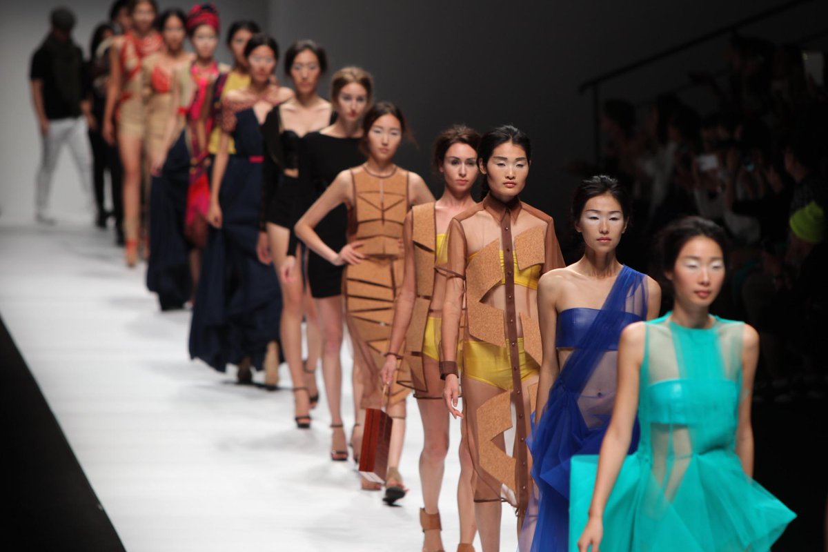 2015 Şanghay Moda Haftası <a href="/IFAParis/">IFA Paris</a> Defilesi. Moda tasarımı eğitimi için <a href="/IFAParis/">IFA Paris</a>'e başvurun  goo.gl/94TA0f