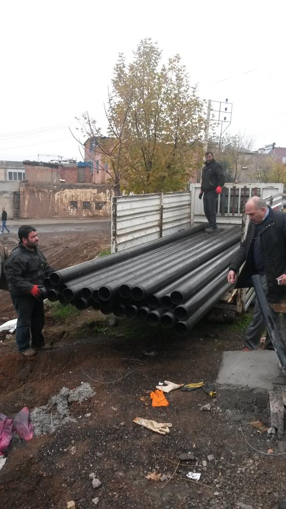 SiverekSuski's tweet photo. Hayriye mah. Sondaj kuyusunun Dalgic ve malzemeleri geldi.Calismalar devam ediyor.@yurday63 @hamdius63 @NKapanoglu http://t.co/s983xS0phx