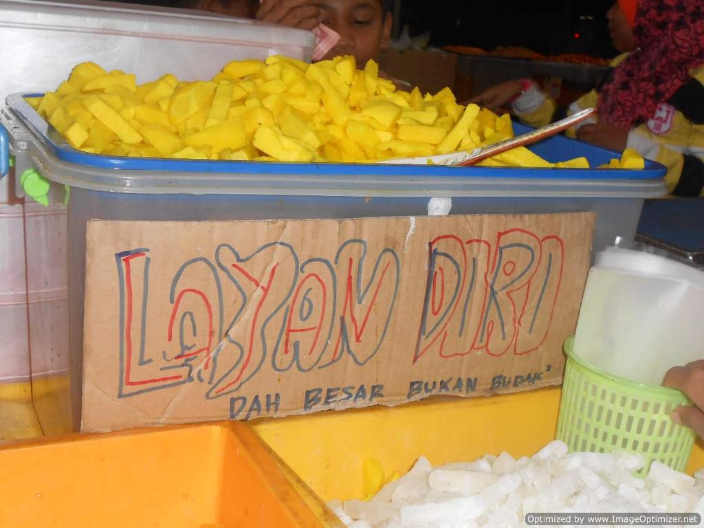 jaycvevo's tweet photo. Kat gerai jeruk time #PIJ2014. Caption bawah "LAYAN DIRI" tu memang pedas http://t.co/9DzNd6FEVt