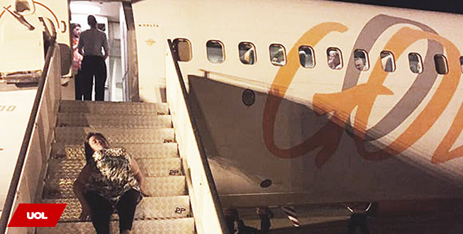 GiselaHathaway's tweet photo. Cadeirante se arrasta por escada de avião para poder embarcar em voo da Gol http://t.co/lZPTO5eVFu http://t.co/Bl7VYAU3C4 difícil acreditar