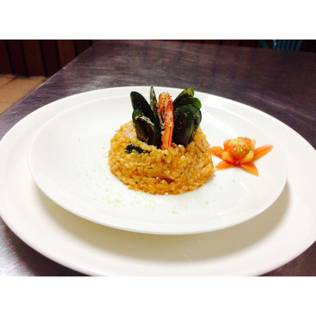 francisjosephdc's tweet photo. Seafood Tomato Risotto 😋 #primlab #finals http://t.co/AKAOJs78Vi