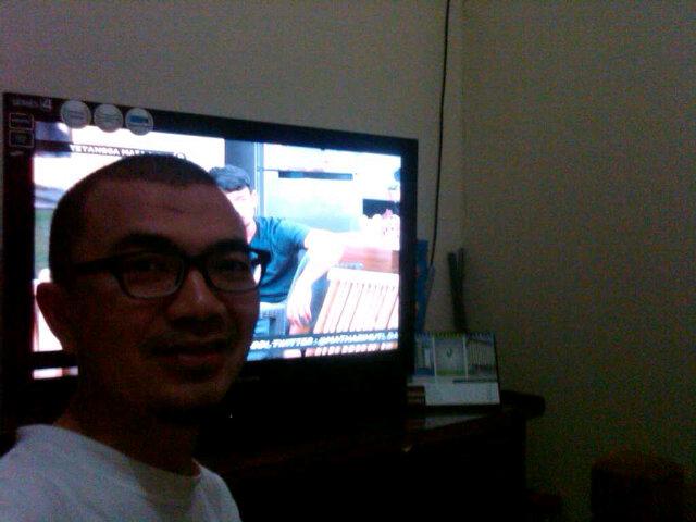 ifanhamdan's tweet photo. Clue : A #NETMILIUNER 2 pulang kerja nonton @tmg_net bareng istri. Rilekssss @netmediatama http://t.co/XvLTDlIRjU