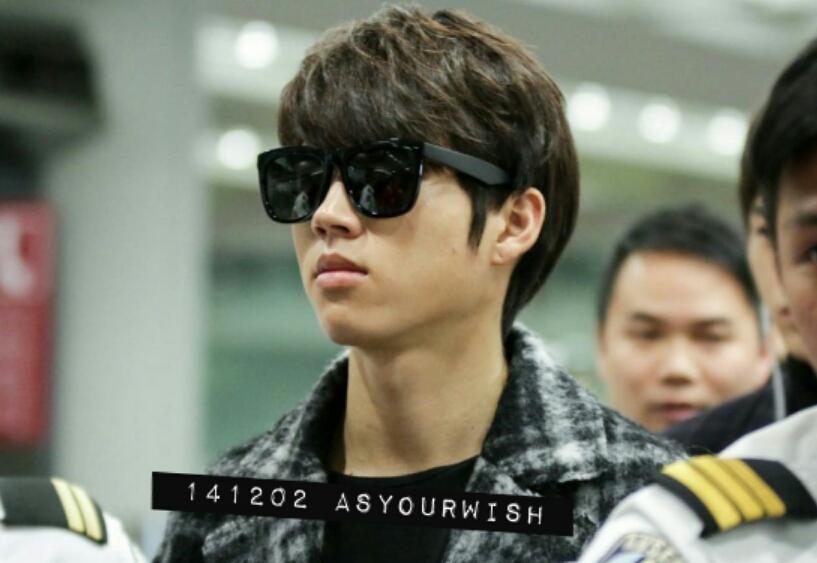 wh_timeless's tweet photo. =3= 짱멋  RT @_asyourwish: 141202 HKG  홍콩공항 도착 우현이 멋쟁이 (≧3≦) http://t.co/zYGo64o9qd