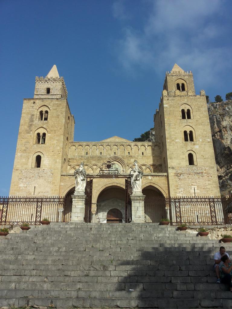 Duomo di #Cefalù anno 1131 Arabo-Normanno via <a href="/ModicaGio/">Gio'</a>