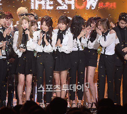 eunjimymy's tweet photo. รอยยิ้มและเสียงหัวเราะที่สวยงามที่สุด🎉 #LUV1stWin http://t.co/VUF2vEWyKZ