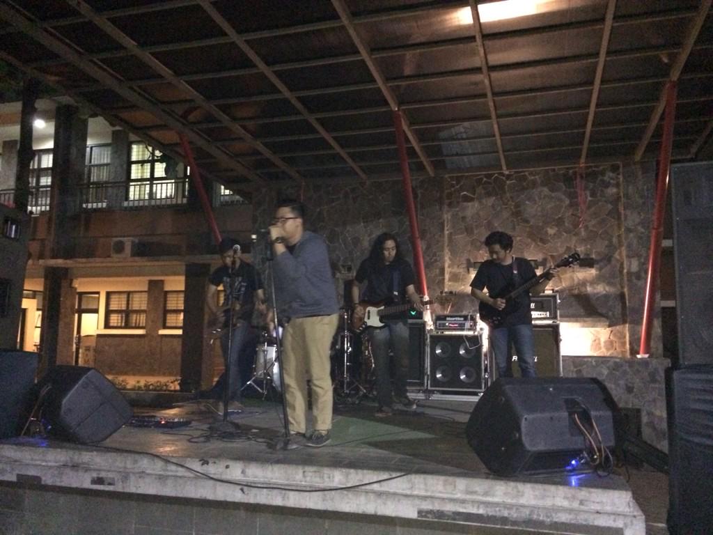 METRONOMEmgt's tweet photo. @alfathrezkia @sonnyoni @JoshuaDamanik @havidkoes performing now!!! ;D #SaungJam http://t.co/802cRIWd2b
