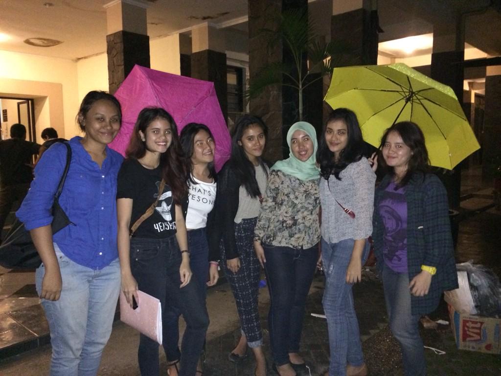 METRONOMEmgt's tweet photo. Ini dia cewe2 @mgtunpad2012! Hehe @CHACANISSA @audinatasha @anendepoy @ichaclaudia http://t.co/f7czKoNQi7