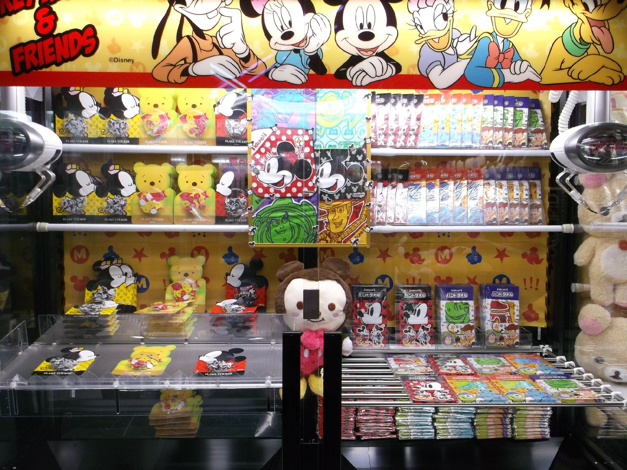 ラウンドワン町田店 アミューズメント景品情報 ボウリング カラオケをご利用のお客様に クレーンゲーム機 チャレンジ券 をお渡ししています ﾉ ラウンドワン限定のディズニーハンドタオル フレークステッカー 是非getして