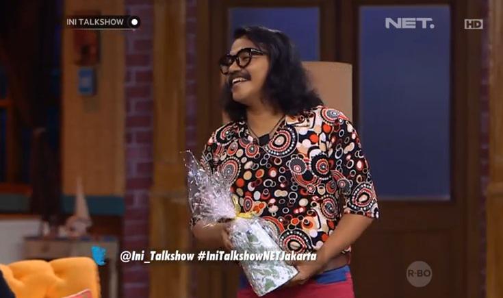 mdtvindonesia's tweet photo. Udeh dtg bang @ajuljiung nih bawain oleh-oleh @Ini_Talkshow #IniTalkshowNETJakarta http://t.co/fOVq3Qo0ZA