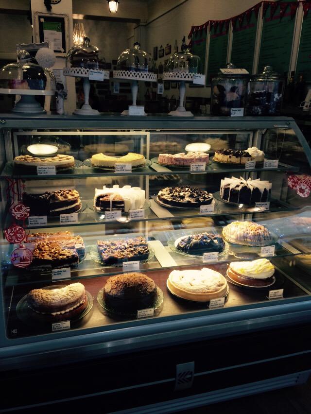 AlexRoseAustin's tweet photo. My favourite new friends of the week @IYDESSERTLOUNGE and their unbelievably delicious cakes! #MakeNewFriends http://t.co/lGhbpGOzlv