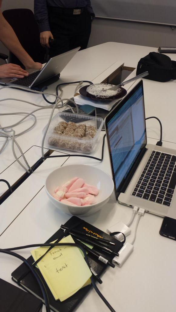 PragmentorAB's tweet image. Mob programming kräver sötsaker. Vem gillar inte skumtomtar? #pragmentorab #e-care #teamkeep #awesome #team