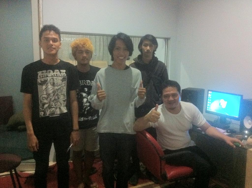 Debut EP dari @Blckhwkhc selesai mastering oleh Jimmi Delvian (AD Studio) dan akan dirilis Rimauman Music/Blacksheep