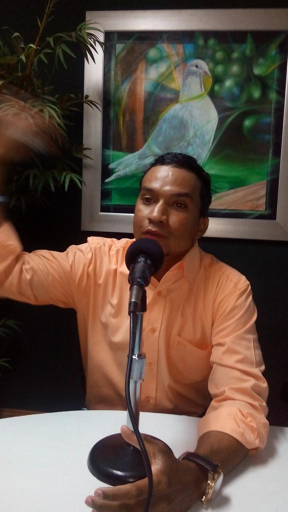 elexegesi's tweet photo. En una entrevista en renuevo para anunciar los 5diad de campañas ,donde estará cantando Cesario Jiménez http://t.co/LE6TwE4uib