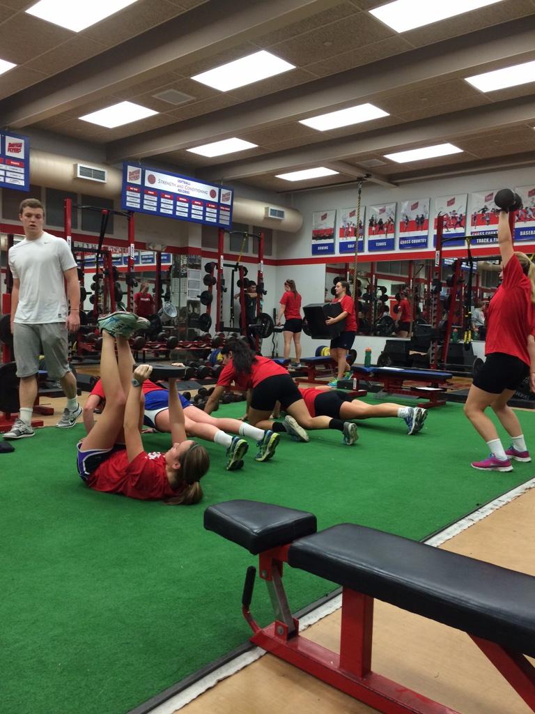 DaytonWRowing's tweet image. Varsity girls putting in the work this morning with @DaytonStrength #neversettle #GoFlyers