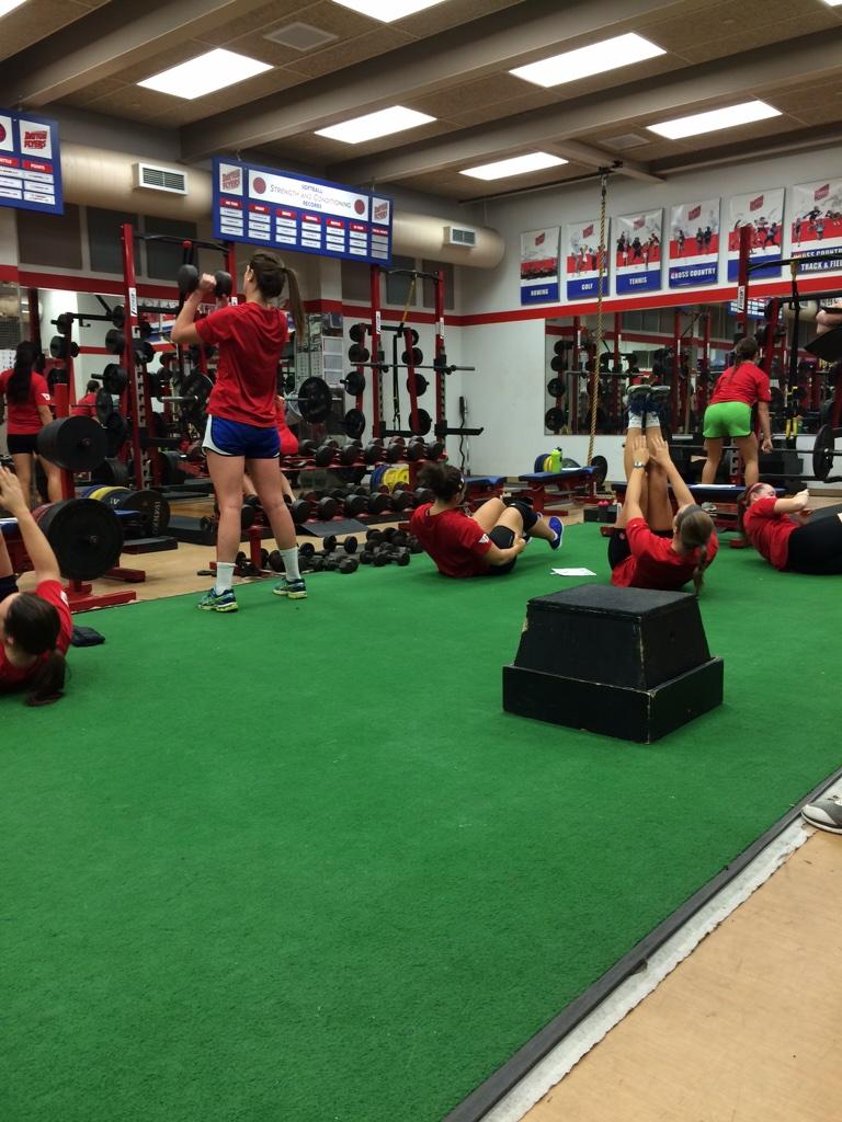 DaytonWRowing's tweet image. Varsity girls putting in the work this morning with @DaytonStrength #neversettle #GoFlyers
