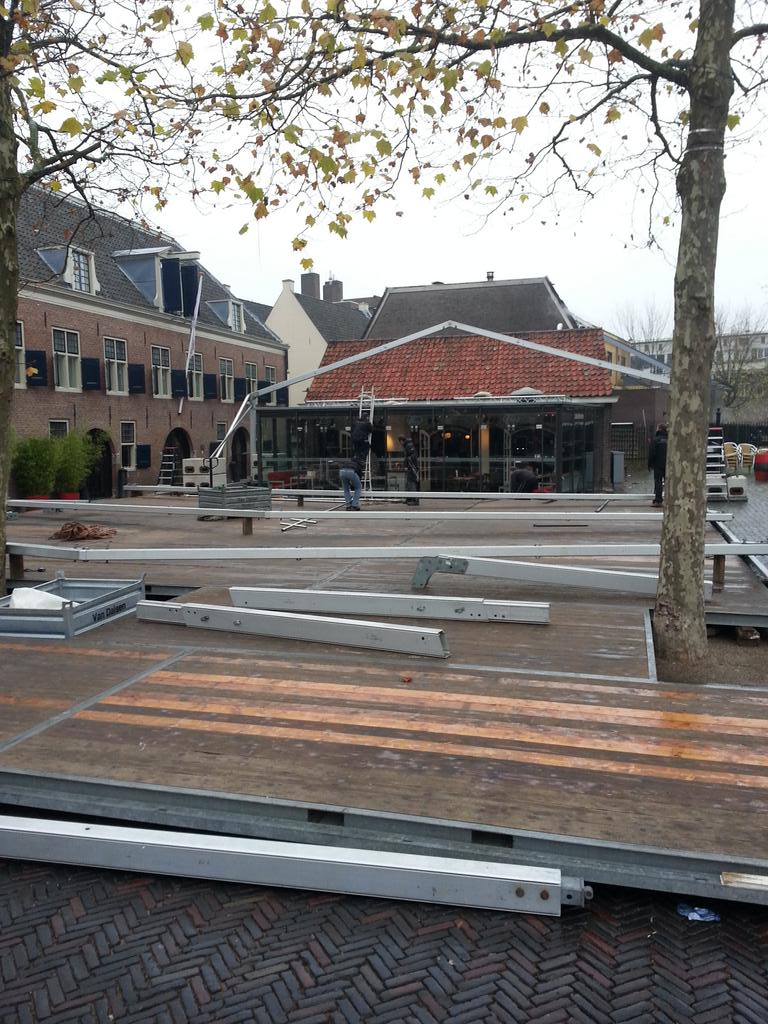KoekZopieTent's tweet photo. Ja hij komt! Vandaag staat de tent voor de @IJsbaanWoerden ijsvloer er in. Donderdag de koek &amp; zopie caravan plaatsen http://t.co/2BwpcUxtYK