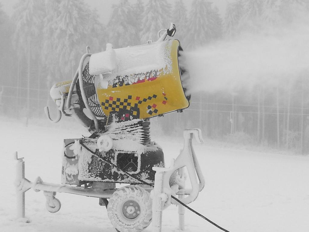 leovansint's tweet photo. De eerste sneeuw is gevallen en de rest doen de sneeuwkanonnen.
http://t.co/YhpkWFaMBW
Haus A5 http://t.co/OANHDun0TR
