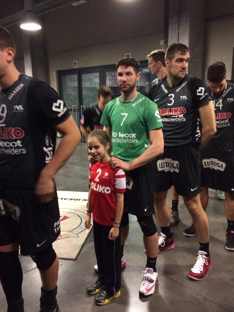 VCGREENYARDMsk's tweet photo. Our pupil of the week Maartje Saes with @Bderkoni before our match against @SIRVolleyPG @CEVolleyball http://t.co/16wbza95wC