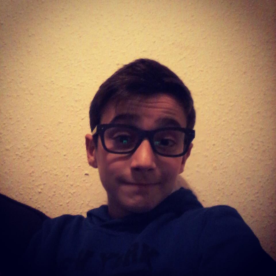 Velez_0011's tweet photo. New glasses-👌 http://t.co/OvW5HJSbYN