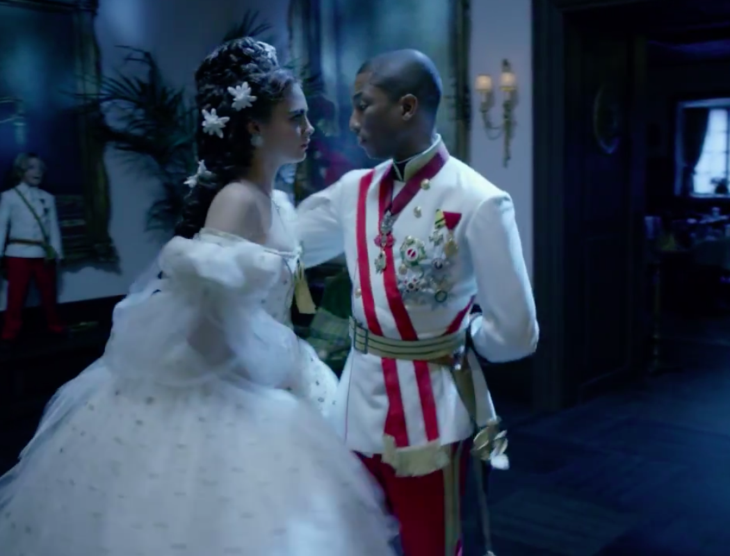 BuzzFeedMusic's tweet photo. .@CaraDelevingne Shows Off Her Singing Voice (And Waltz Skills) With @Pharrell For Chanel
http://t.co/mdDySKNp7S http://t.co/PDslc1Bgzs